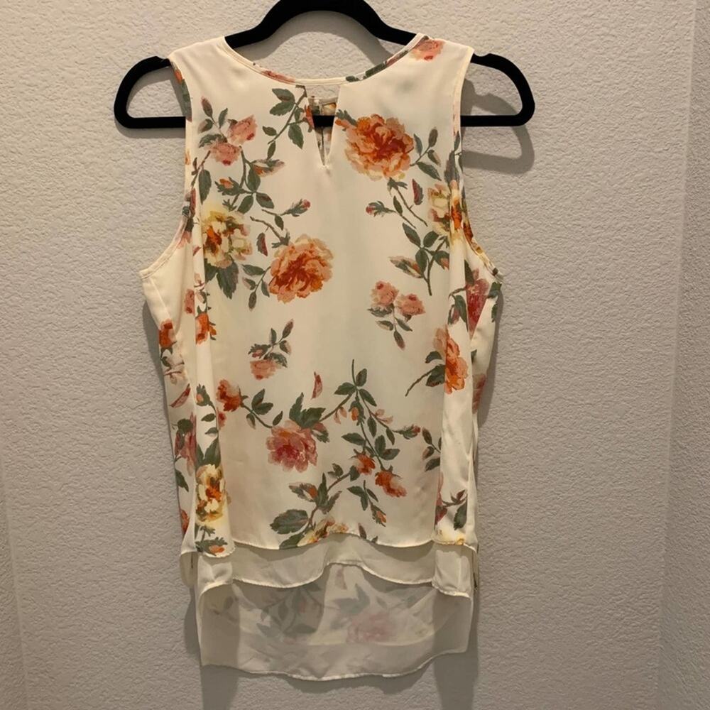 Violet + Claire flowered floral top. Keyhole front and top button back. Medium - Picture 4 of 12